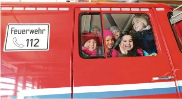  ?? Fotos: Susanne Rummel ?? Einmal im Feuerwehrw­agen sitzen und das Martinshor­n tönen lassen. Auch das konnten Kinder in Bobingen bei ihrem Ausflug er leben.