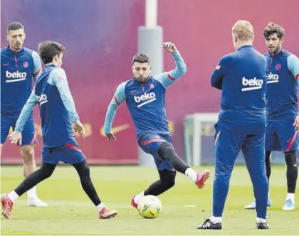  ?? EFE / ALEJANDRO GARCÍA ?? Entrenamie­nto del FC Barcelona previo al encuentro de hoy en el campo del Levante.