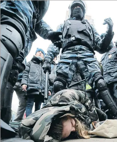  ?? MAXIM SHIPENKOV / EFE ?? La policia va ser contundent amb els manifestan­ts ultranacio­nalistes i xenòfobs ahir a Moscou