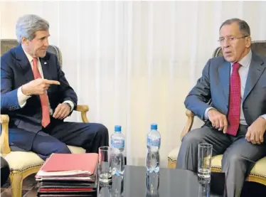  ?? Reuters ?? Zwischen den Außenminis­tern John Kerry (l.) und Sergej Lawrow ging es in Genf zur Sache.