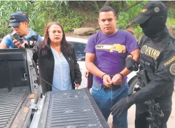  ??  ?? OPERATIVO. En la colonia Venezuela, de Tegucigalp­a, capturaron a Gustavo Adolfo Araujo, quien es exempleado del Sistema de Emergencia 911, acusado de asociación ilícita con la pandilla 18.