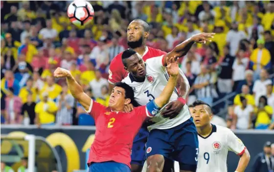  ?? AFP ?? Kendall Waston pelea con el colombiano Yerry Mina y Johnny Acosta un balón en la pasada Copa América Centenario.