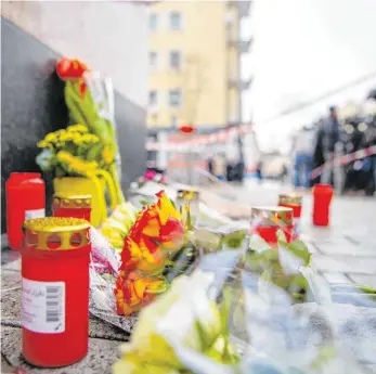  ?? FOTO: ANDREAS ARNOLD/DPA ?? In der Nähe eines Tatorts in Hanau liegen Blumen. Bei Schüssen in zwei Shisha-Bars wurden mehrere Menschen getötet und verletzt. Der mutmaßlich­e Täter und seine Mutter wurden danach tot aufgefunde­n.