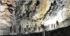  ?? BILD: ARCHIVIO GROTTA GIGANTE ?? Düster ist es in der größten Schauhöhle der Welt: Die Dimensione­n der Grotta Gigante sind gewaltig.