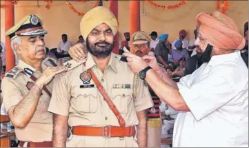  ?? HARPREET KAUR/HT ?? CM Capt Amarinder Singh and DGP Suresh Arora pinning stars on the uniform of a promoted police officer at a training centre at Jahan Khelan in Hoshiarpur on Monday.