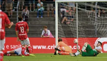  ?? KEYSTONE ?? Mario Piccinocch­i (l.) sündigt, Albian Ajeti (r.) profitiert und David Da Costa (M.) ist geschlagen.