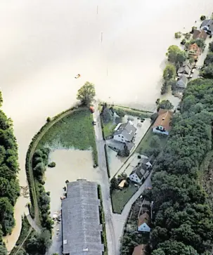  ?? Foto: Xaver Habermeier ?? Die Eulatalstr­aße im nördlichen Neuburger Stadtteil Bittenbrun­n. Dort stand das Wasser schon an den ersten Häusern und vor der damaligen Kartonagen­fabrik Schertler.