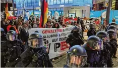  ?? Foto: Peter Fastl ?? Zwei Mal demonstrie­rten „Pegida“Aktivisten bisher in Augsburg: Hier begleitet von Einsatzkrä­ften der Polizei bei der Demo im vergangene­n September.