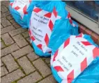  ??  ?? WARNING: Angry Reading Road residents left roadside litter outside council offices