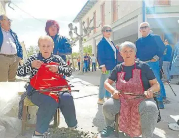  ?? ?? Vecinas de Barbinzana realizan una muestra de injertos de antaño.