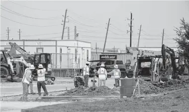  ?? Yi-Chin Lee/Staff photograph­er ?? Work crews are shown at the site of Walmart’s Baytown warehouse. The southeast submarket is hosting about 25 percent of the greater Houston area’s 18.3 million square feet of industrial constructi­on.