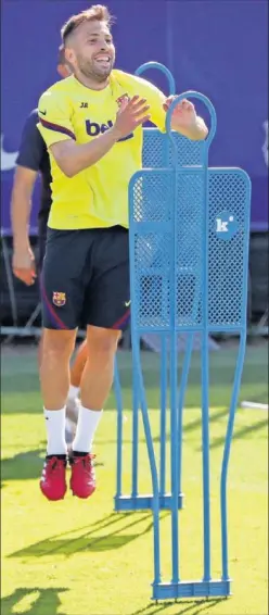  ??  ?? Jordi Alba, en un entrenamie­nto reciente con el Barça.