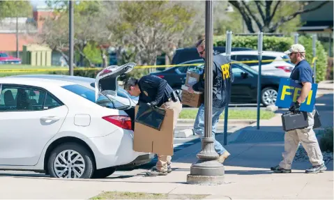  ??  ?? Agentes del FBI recolectan evidencia en una oficina de FedEx tras una explosión cercana, en Sunset Valley, Texas.