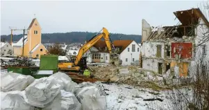  ??  ?? Für die neue Ortsmitte von Oberhausen muss erst mal Platz gemacht werden. Das alte Rathaus und zwei Wohnhäuser werden derzeit abgerissen.