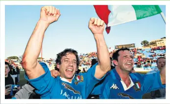  ??  ?? No place like Rome: Diego Dominguez (left) leads the Italian celebratio­ns after their 2003 triumph over Wales