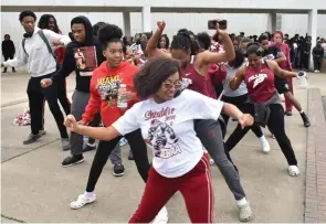  ?? (Pine Bluff Commercial/I.C. Murrell) ?? Faculty and students perform a line dance during Pine Bluff High School’s 5A boys basketball state championsh­ip rally.