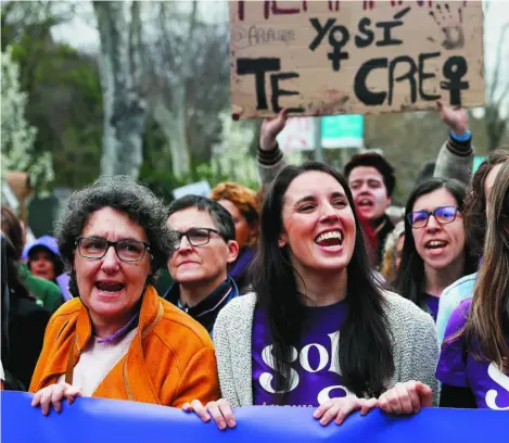  ??  ?? Irene Montero y otros cargos de Podemos en la pancarta del partido durante el 8-M de 2020