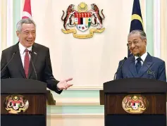  ??  ?? Dr Mahathir (right) and Lee in a jovial mood during a joint press conference in Putrajaya. — Bernama photo