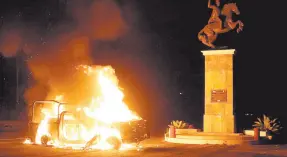  ?? ?? l Fotografía de una patrulla de la Guardia Nacional (GN) incendiada por supuestos estudiante­s normalista­s este sábado en municipio de Tixtla, Guerrero.