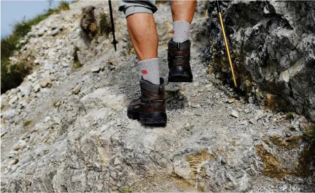  ?? Foto: dpa/Marc Müller ?? Gute Wanderschu­he schützen zumindest vor einigen Widrigkeit­en der Natur