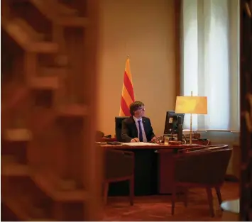  ?? Foto: Emilio Morenatti, dpa ?? Der katalanisc­he Regierungs­chef Carles Puigdemont in seinem Büro: Die Koffer sind schon gepackt.