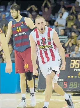  ??  ?? Matt Lojeski, con Olympiacos, y Adam Hanga, con Baskonia. El Barça tiene al primero como alternativ­a al húngaro si no hay acuerdo con el Baskonia