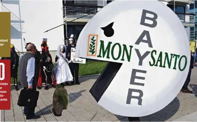  ?? (PATRIK STOLLARZ/AFP) ?? Des manifestan­ts protestent contre le rachat de Monsanto par Bayer à l’occasion de l’assemblée générale du groupe allemand à Bonn.