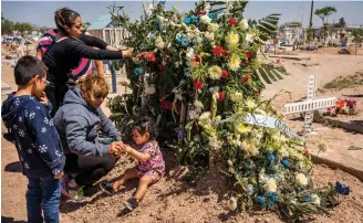  ??  ?? Family members mourn René Pablo López Gordillo, who died hours a er crossing the U.S. border