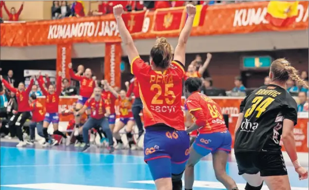  ??  ?? Nerea Pena levanta los brazos mientras Alexandrin­a Cabral corre a celebrar con los componente­s del banquillo el gol decisivo ante Montenegro en el Gymnasiun de Kumamoto.
