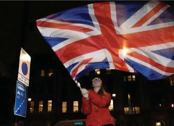  ??  ?? 1 月 31日，在英国伦敦，一名女孩挥舞英国国旗。新华社记者韩岩摄