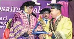  ??  ?? Rural and Regional Developmen­t Minister Datuk Seri Ismail Sabri (left) presenting the award to Faizi Abd Kadir. At centre is RISDA chairman Datuk Zahidi Zainul Abidin.