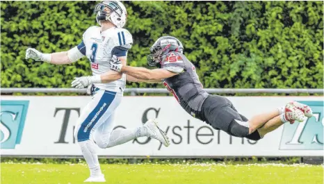  ?? ARCHIVFOTO: FLORIAN WOLF ?? Im Weingarten­er Lindenhofs­tadion sind die Ravensburg Razorbacks (links Michael Mayer) in der vergangene­n Saison in der German-Football-League 2 Süd ungeschlag­en geblieben.