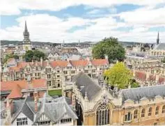 ?? DUNCAN C. ?? 1 Vista aérea de Oxford, donde se desarrolla la novela autobiográ­fica que escribió el santo.