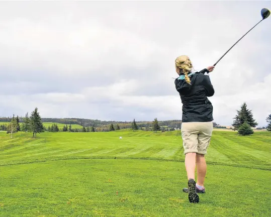  ?? DESIREE ANSTEY• SALTWIRE NETWORK ?? Desiree Anstey learning to hit crisp woods: forward, down, and through, at Red Sands Golf Course.