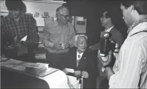  ??  ?? Chinese author Ba Jin (center) visits Librairie le Phenix in Paris in 1979. The bookstore has hosted generation­s of Chinese writers over the past few decades.