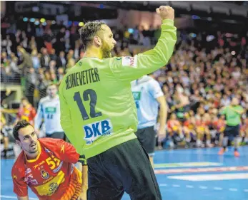  ?? FOTO: DPA ?? Beim Handball-Fest in Festtagsla­une: Silvio Heinevette­r hielt gegen Spanien überragend.