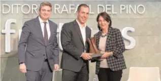  ?? ABC ?? Javier Oliván, en el centro de la imagen, recibe el Premio Liderazgo Joven 2017 de la mano de María del Pino y Enrique Peña