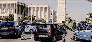  ??  ?? Sul territorio.
Controlli della polizia giovedì scorso a Roma, in via Cristoforo Colmbo, dopo il provvedime­nto #iorestoaca­sa del Governo
ANSA
