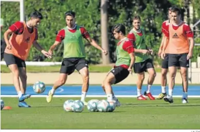  ?? LALIGA ?? Jugadores de la UDA durante el entrenamie­nto del sábado.