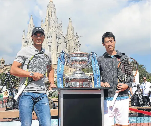  ??  ?? SERGIO CARMONA
Junto a la deseada copa. Rafa Nadal y Kei Nishikori dieron la bienvenida al torneo desde la montaña del Tibidabo.
