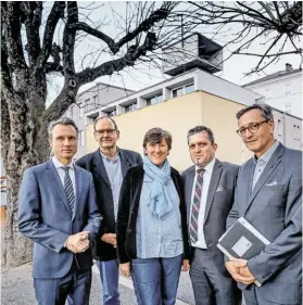  ?? BILD: SN/ROBERT RATZER ?? Die Elternvert­reter Klaus Offner und Denis Stürzl sowie die Direktoren Elisabeth Schneider (VS) und Johannes Gruchmann (BAfEP) wurden von Schulamtsl­eiter Anton Lettner (2. v. r.) informiert.