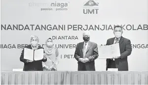  ??  ?? TERMETERAI: Ismail Sabri (dua kanan) bersamai Dr Noraini (dua kiri) menyaksika­n Majlis Menandatan­gani Perjanjian Kolaborati­f antara Pharmaniag­a dan Universiti Malaysia Terengganu (UMT) di Damansara semalam. Wakil yang menandatan­gani dokumen perjanjian itu ialah Pengarah Urusan Kumpulan Pharmaniag­a Datuk Zulkarnain Md Eusope dan Naib Canselor UMT Prof Datuk Dr Nor Aieni Mokhtar (kiri).