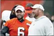  ?? RON SCHWANE — THE ASSOCIATED PRESS ?? Browns quarterbac­k Baker Mayfield (6) talks with head coach Freddie Kitchens at the team’s training facility in Berea, Ohio.