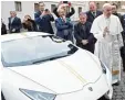  ?? Foto: dpa ?? Als Papamobil ungeeignet: Papst Fran  ziskus lässt den Lamborghin­i, den er ge  schenkt bekommen hat, für gute Zwecke versteiger­n.