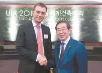  ?? Courtesy of UNDP ?? Ukraine’s Infrastruc­ture Minister Volodymyr Omelyan, left, poses with Seoul Mayor Park Won-soon during a meeting on Some Sevit, a floating island at Banpo Hangang Park in Seoul, Sept. 5.