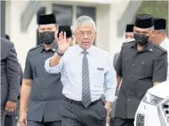  ?? REUTERS ?? Malaysian King Al-Sultan Abdullah waves to media members waiting outside the National Palace in Kuala Lumpur on Tuesday.