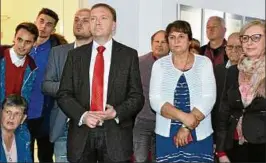  ??  ?? Auch Petra Heß (weiße Jacke) und Matthias Hey (links daneben), Fraktionsc­hef im Landtag, sind vom Ergebnis der Sozialdemo­kraten enttäuscht. Foto: Claudia Klinger