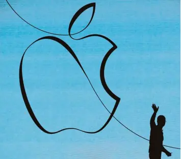  ?? Foto: Jim Young, dpa ?? Rein moralisch betrachtet ist der Apfel wurmstichi­g: Denn der US Riese Apple hat in Europa in den vergangene­n Jahren durch ge schickte Konstrukti­onen kaum Steuern bezahlt. Der Konzern konnte hier auf die Mithilfe Irlands bauen.