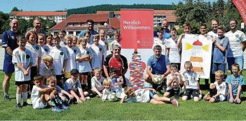  ??  ?? Teilnehmer, Ausrichter und das Trainertea­m um Ex-Profi René Tretschok (knieend) strahlen beim Abschlussf­oto mit der Sonne um die Wette.
FOTO: