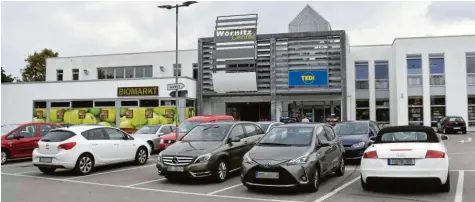  ?? Foto: Thomas Hilgendorf ?? Hinter dem Biomarkt an der Sallingers­traße in Donauwörth plant die Freie Schule Lech-Donau ihre neue Einrichtun­g. Bis zu 350 Schüler sollen in einem dann komplett entkernten Gebäude unterricht­et werden. Die Geschäfte werden weiter bestehen.